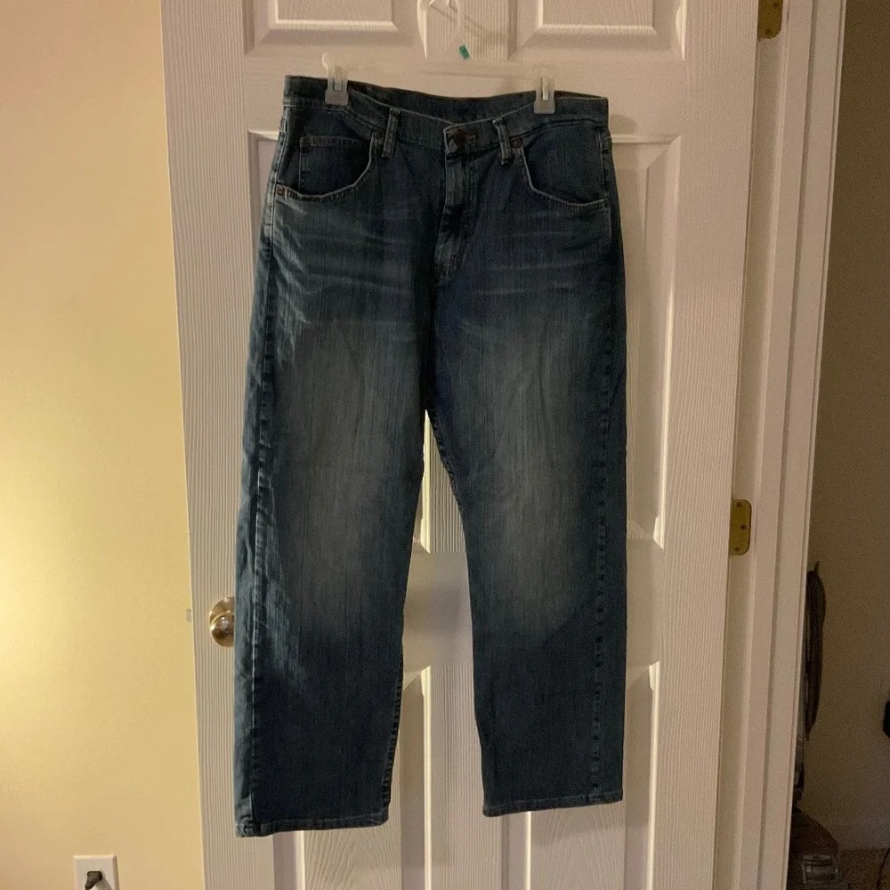 Wrangler men’s jeans 34 x 30 medium wash relaxed straight classic denim
